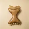 Masajeador rascador de cuerno de sándalo verde, peine de masaje de cuerno con forma de arco, peine de madera portátil para uso doméstico, peine de cuerno portátil