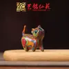 Gato Morado Arcoíris Cabeza Torcida Yiming Xianyuan Eucalipto Lindo Talla de Madera Señorita Gato Adorno de Escritorio
