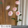 Rosa de Montaña Nevado 5 Cabezas Camelia Flores Artificiales para Decoración de Fondo de Boda, Base de Decoración para Arreglo Floral de Escenario de Boda Flores de Seda