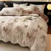 Conjunto de Roupa de Cama de Inverno Quatro Peças em Veludo Leite Espesso com Padrão Esculpido de Alta Qualidade, Capa de Edredom de Fleece Coral Dupla Face, Lençol e Lençol com Elástico
