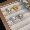 Pinzas para Orejas de Flor y Perla Chapadas en Oro Real de 18 Quilates, Lujo Accesible, Pendientes de Gama Alta, con Estilo y Elegantes, Pendientes Exquisitos y Versátiles para Mujer