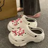 Sapatos Vazados Femininos Verão 2024 Novo Malha Fundo Grosso Aumento de Altura Bico Fechado Praia Antiderrapante Sandálias Femininas