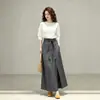 Un Conjunto Completo de Atuendos Únicos, Sin Contrastes y con un Toque de Lujo para Quienes Valoran la Elegancia Discreta: una Camisa Blanca de Manga Corta y un Conjunto de Falda