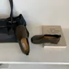 Sapatos de salto baixo e bico redondo, estilo porco, nova coleção de verão 2026, cabedal macio e sola macia estilo francês, versáteis para combinar com saias, sapatos femininos baixos