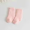 Calcetines de invierno para niños de coral para el suelo calcetines para niños engrosados suela cálida con puntos antideslizantes hasta la mitad de la pantorrilla calcetines para bebé