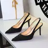 1368 Zapatos de tacón de aguja de satén fruncido elegantes de estilo europeo y americano para mujer, punta fina, corte bajo, sandalias de tacón alto de fiesta sin espalda con correa trasera