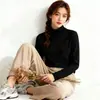 Camiseta blanca elegante y juvenil de manga larga para mujer, estilo coreano, corte holgado, nuevo modelo de primavera y otoño, cuello medio alto, algodón puro, adecuada tanto para llevar sola como debajo de otra prenda.