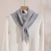 Bufanda tejida de mezcla de lana, versátil para otoño e invierno, chal triangular, bufanda clásica coreana de color liso para cruzar el cuello, en stock para venta al por mayor