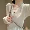 Tecido de fio fiado no núcleo, base de malha com decote V e acabamento em renda para mulheres, adequada para primavera e outono, um suéter de tricô macio e confortável para usar em camadas.