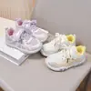 Tênis Esportivo Feminino 2026 Primavera/Outono Novo Moda Infantil Tênis de Treino Alemão Bebê Menina Malha Respirável Casual Tênis de Corrida