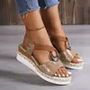 Sandalias Europeas y Americanas Tallas Grandes para Mujer Amazon Primavera/Verano 2026 Tacón de Cuña Hebilla Metálica Comercio Exterior Peep-Toe Sandalias Casuales para Mujer