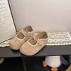 Novas pantufas fechadas de sola macia 2026 para mulheres, sapatos baixos de fada estilo francês para outono, bico redondo, com acabamento em renda, para mulheres