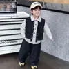 Conjunto de tres piezas de chaleco de mezclilla de otoño para niños 2026 Nuevo estilo coreano Conjunto de ropa genial y elegante para niños Moderno