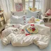 2026 Nuevo Modelo Juego de Cama de Cuatro Piezas Bordado con Toalla de Algodón Puro Sábana de Algodón Puro Funda Nórdica Juego de Tres Piezas para Dormitorio de Estudiantes