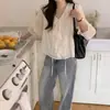 Camisa Francesa Dulce con Cuello en V y Diseño de Volantes