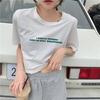 Verão 2025 Estilo Coreano Nova Camiseta Solta Curta Cropped com Estampa de Letras e Barriga à Mostra, Blusa de Manga Curta Super Popular para Mulheres