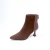Botas Curtas Retrô Marrons Bico Fino Novas para Primavera e Outono Botas de Cano Curto Moda Salto Agulha Botas Populares 2025 Botas Femininas de Couro Macio