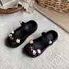 Compatible con accesorios para zuecos Crocs, camelia con estampado de leopardo, dijes de zapatos del Gato KT, hebillas de zapatos DIY, accesorios desmontables, decoraciones