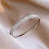 Pulsera Abierta Flor de Circonita Super Brillante, Moderna, Sencilla, Lujo Ligero, Pulsera de Alta Gama, Versátil para el Uso Diario, Joyería para Mujer