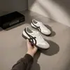 Zapatillas de entrenamiento retro alemanas en blanco y negro para mujer, zapatillas de suela plana con bloques de color, zapatos blancos casuales y versátiles, directo del fabricante