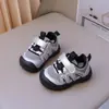 Sapatos de caminhada para bebê menino, novo modelo primavera e outono, infantil, malha respirável, velcro, sola macia, antiderrapante, sapatos esportivos para atividades ao ar livre