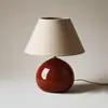Lámpara de Atmósfera Vintage Estilo Francés, Linda Castaña Diseñador Japonés Minimalista Lámpara de Mesa de Noche para Dormitorio, Lámpara de Mesa Roja, Luz de Noche Pequeña