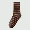 Calcetines Rayados de Media Pantorrilla para Mujer en Otoño e Invierno, Color Café de Moda, Combinados con Pantalones de Tiburón, Calcetines Largos de Algodón para Ropa Exterior, Estilo Ins