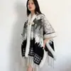Xale Imitando Caxemira com Padrão de Pintura a Tinta Retrô para Mulheres, Lenço de Alta Qualidade com Franjas, Manto com Sensação Atmosférica