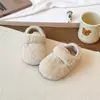 Sapatos Peludos de Cor Sólida para Meninas 2025 Inverno Novo Estilo Sapatos de Algodão Quentes Forrados com Lã Sapatos para Meninos com Solado Macio para Uso Externo Gorro