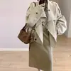 2026 Nueva Moda de Primavera Gabardina Corta de Doble Botón Estilo Francés para Mujeres Petites, Moderna Este Año