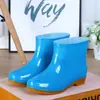 Protección Laboral Calzado de Agua de Tubo Corto al por Mayor para Mujer Zapatos Impermeables Antideslizantes de Caña Baja Zapatos para Trabajo en Cocina Botas de Lluvia Engrosadas Botas de Agua Calientes para Adultos