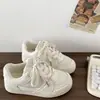 Zapatillas deportivas retro de suela gruesa, de nicho, para mujer, estilo nuevo de moda 2026, de malla transpirable, casual, atléticas, versátiles, zapatos blancos