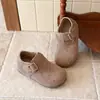 2026 Novo Outono Retrô Rebite Moda Sapatos de Couro para Meninas Birkenstocks Infantis Chinelos Deslizantes Versáteis para Meninas