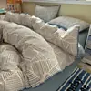 Novo Estilo 2026 Conjunto de Cama de Fio Bouclé de Quatro Peças com Design de Borda de Concha, Lençol de Cima, Capa de Edredom, Lençol com Elástico, Conjunto de Três Peças para Dormitório Estudantil