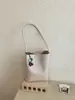 Bolso de textura tejida de nicho de alto valor transfronterizo para mujer 2026 estilo retro nuevo moda bandolera bolso cubo de un solo hombro moderno