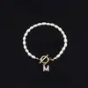 Pulsera de Moda de Venta Caliente Transfronteriza 2026 con Diamantes y 26 Letras, Pulsera de Perlas de Imitación Ovaladas, Disponible para Venta al por Mayor para Mujeres