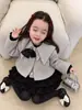 Roupas infantis estilo coreano coleção outono/inverno 2026: roupa de inverno moderna para meninas, com um casaco grosso de lã em um design curto inspirado em Chanel