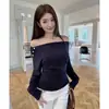 Tiro real Otoño 2026 Estilo Coreano Diseño Hombros Descubiertos Cintura Fruncida Manga Larga Camiseta Mujer Temperamento Versátil Hombro Único Prenda Base