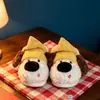 Pantuflas caseras unisex con lindo diseño de cachorro de sombrero amarillo de dibujos animados, zapatos peludos cálidos y antideslizantes para parejas, hechos a medida para invierno, al por mayor