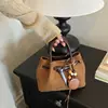 Lujo discreto de alta gama, diseño de nicho, bolso de mano de gamuza con detalles plisados, nueva colección otoño/invierno 2026 para mujer, bolso de hombro o bolso cruzado
