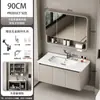 Gabinete de banheiro integrado com armário para pia, pia de cerâmica e design de parede para uma configuração completa de banheiro