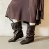 Botas curtas plissadas de couro genuíno para comércio exterior transfronteiriço, versáteis para outono e inverno, bico quadrado, aumento interno de altura, botas slip-on pretas e marrons com salto bloco para mulheres