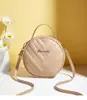 2025 Nova Moda Elegante Exquisito Elegante Em Relevo Forma de V Cor Sólida Ombro Único Transversal Bolsa Pequena Redonda Fábrica Atacado