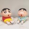 Decoración de Escritorio de Vinilo Muñeca de Anime Máquina de Garra Huevo Kotobuki Shinnosuke Soporte para Teléfono Perezoso Figurita