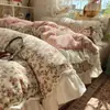 Conjunto de quatro peças de renda francesa para outono e inverno, espessado em veludo de leite, com um delicado padrão floral e acabamento, e um conjunto de três peças em veludo de bebê