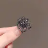 Clip pequeño de tiburón hueco de rosa coreano de lujo ligero, versátil, con diamantes de imitación, temperamento, flequillo lateral, cabello suelto, clip superior, horquilla