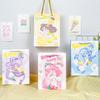 Bolsa de papel kraft de tamaño mediano con dibujos animados para niños, exquisita bolsa de regalo, linda bolsa de regalo de Navidad, venta al por mayor