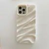 Funda Brillante de Concha Ondulada Plegada Adecuada para Teléfono Móvil Apple 18Pro 17/16 Amigable con la Piel 13/14 Brillante Pulverizada con Aceite Patrón de Agua