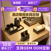 Artículos de cuero personalizados para hoteles basados en los diseños proporcionados, incluyendo accesorios de baño para habitaciones de huéspedes, portacepillos de dientes, dispensadores de pañuelos y bandejas.