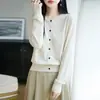 Cardigã de tricô bege com gola redonda para mulheres, uma peça de outer wear leve e de caimento solto para primavera e outono, apresentando um design simples e elegante com mangas compridas e uma textura refinada semelhante à lã